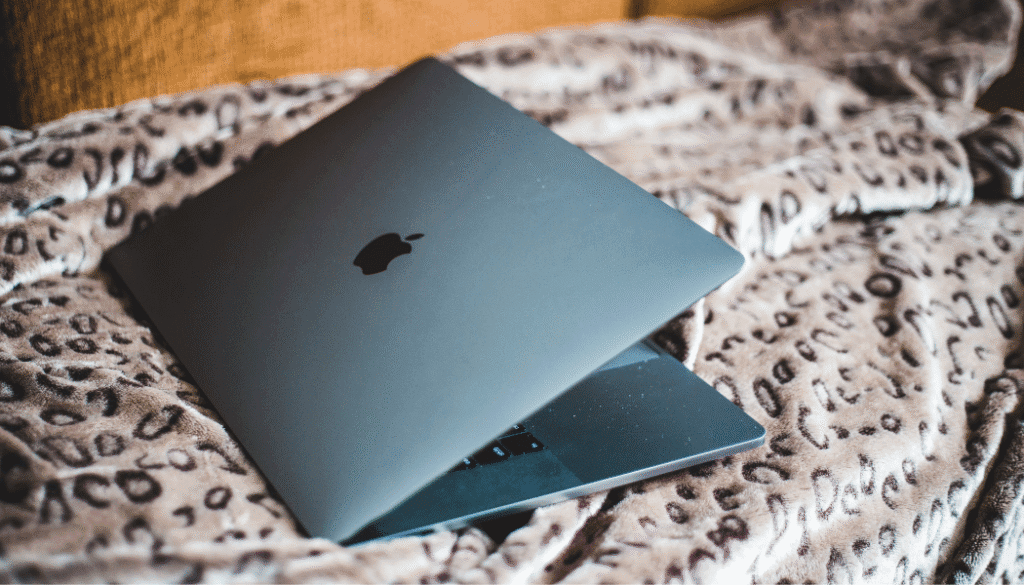 mac posé sur un plaid imprimé léopard
