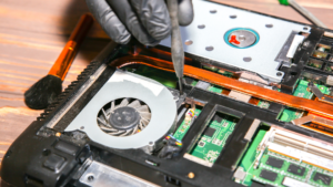 Un professionnel en train de faire la réparation d'un ventilateur de PC portable