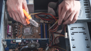 homme qui répare l'intérieur d'une tour d'ordinateur