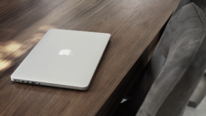 macbook posé sur une table